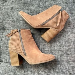 Universal Thread faux suede ankle booties. Size 6 Womens